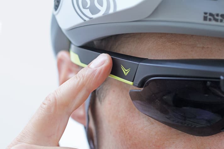 Sportbrille mit integriertem Head-up-Display