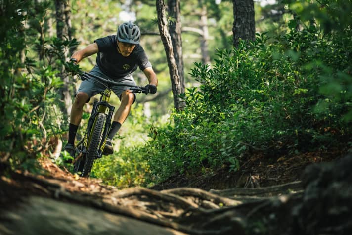   Smooth running. Despite the short suspension travel, you should also be able to master nasty terrain at high speed thanks to the aggressive geo.