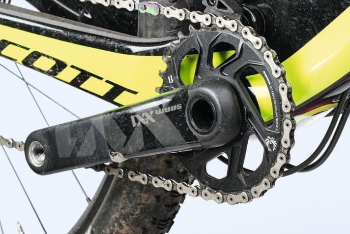 The bottom bracket ensures that the crank turns smoothly. Dirt and stress can damage the bearing on the mountain bike over time. Sooner or later, a replacement is due.
