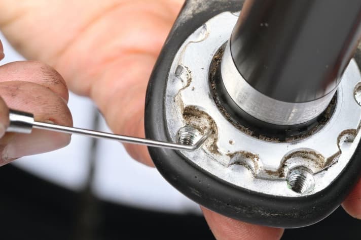       2 After dismantling a Sram crankset, remove the locking screws, loosen the blade and clean the contact zone. Tip: A dentist's tool is very useful here. 