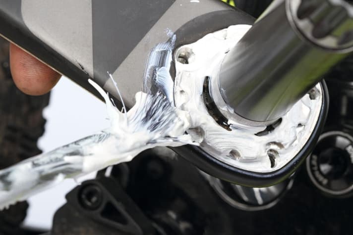   3 Coat the contact zone between the blade and crank with assembly grease, avoiding the threaded holes. 