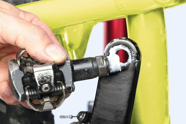   5 Pedale sind oft Klang­erzeuger. Überprüfen Sie, ob die Lager Spiel haben oder rau laufen. Im Zweifel einfach ein anderes Pedal ausprobieren. Pedale mit reichlich Montagefett montieren und festziehen. Bei Carbon-Kurbeln Unterlegscheiben verwenden. Ölen Sie auch die Pedalmechanik, und ziehen Sie die Cleats unter den Schuhen mit gefetteten Schrauben kräftig an. 