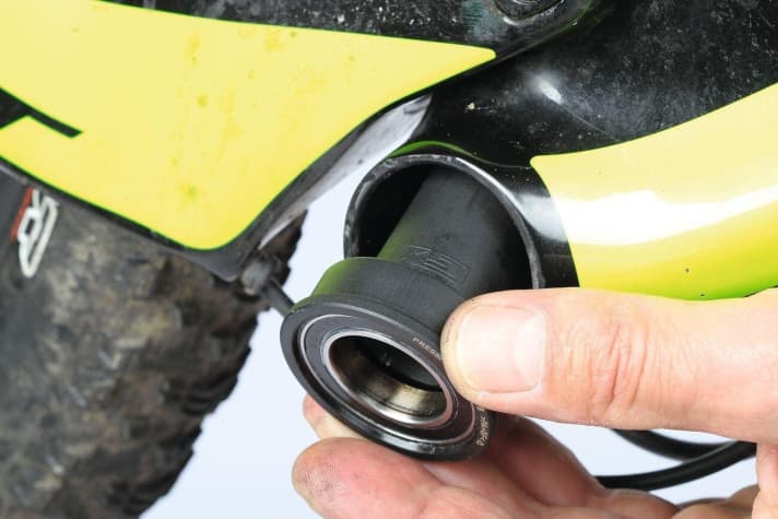   Fast alle Teile am Rad werden geschmiert eingebaut. Pressfit-Lager nicht. Martin Rosenbaum, Konstrukteur bei Bikeahead, rät: "Pressfit-Innenlager sollte man trocken montieren. Mit Montagepaste ist die Reibung zu groß, mit Fett kommt leichter Dreck ins Spiel, es knackt dann bei höheren Lasten." Auch Sram und Shimano raten zu trockenem Einbau. Wenn Sie bis zum Lager vorgedrungen sind, checken Sie, ob sich das Lager leicht dreht. Ruckelnde Lager austauschen.  