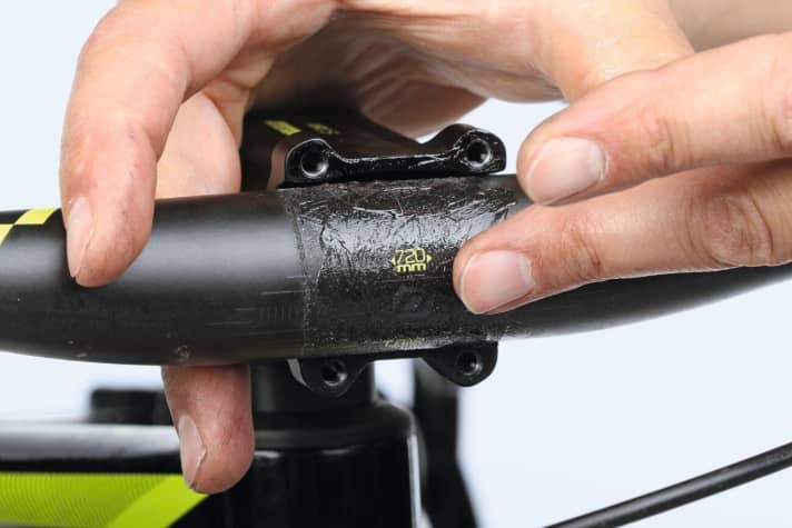   2 Vorbaudeckel entfernen. Lenker dünn mit Carbon-Montagepaste bestreichen. Deckel aufsetzen, mit Montagefett geschmierte Schrauben über Kreuz anziehen. Drehmomente beachten. Auf einen rundum gleichmäßigen Klemmschlitz achten.