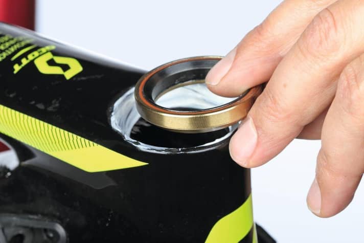   4 With integrated bearings, the bearing units are sometimes placed directly in the frame. Regardless of the design, always treat the contact area with assembly grease. Don't worry: carbon does NOT react with mineral oil products - it neither dissolves nor swells.