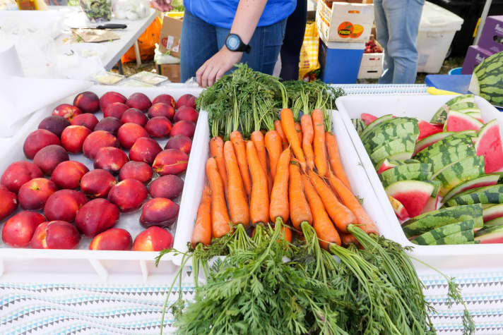   Volle Möhre: Das Angebot an den Verpflegungsstellen ist bestmöglich. Von Schokocreme-Broten bis Bio-Möhren gibt es alles, was müde Beine wieder munter macht.