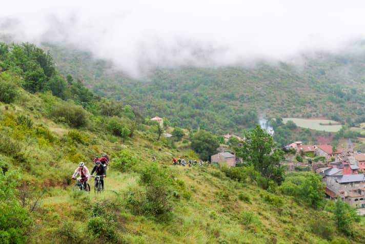   Sometimes bright sunshine, sometimes dark clouds down into the valley: the weather in the Pyrenees is often diva-like.