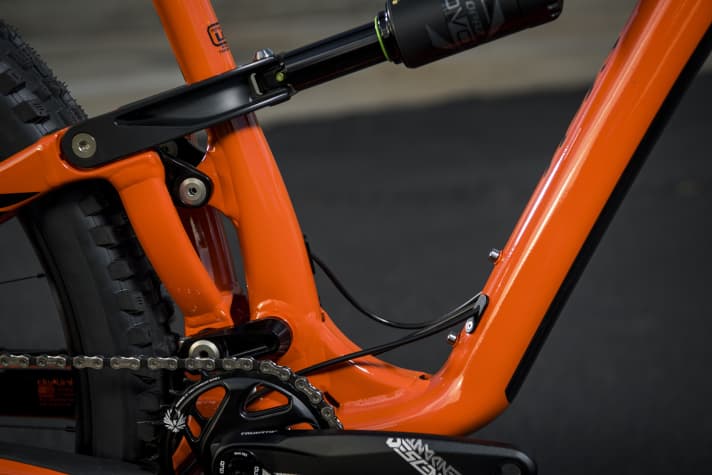  Ibis Ripmo AF: DVO-Fahrwerk, Hinterbau wie beim Carbon-Pendant, innenverlegte Züge, Schraubtretlager.