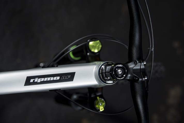   Wide cockpit, strong DVO suspension. The Ibis Ripmo AF should not weaken on the trail. But the aluminium enduro bike certainly won't set any weight records.