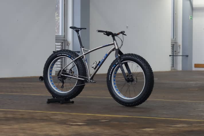 For all those who like precious metal: The Fatlab Hoggar. The titanium frame offers tyre clearance up to 5.2 inches! As with the Pole, you can ride extreme tyre widths, e.g. the Vee Tire 2XL in 5.05 inch width. The Hoggar starts at 1799 euros for the frame with fixed dropouts. The chassis with adjustable dropouts costs €2000 and the manufacturer offers the frame with customised geometry for €2400. The frames will be available from spring 2020 at <a href="https://www.fatbike24.de/" target="_blank" rel="noopener noreferrer nofollow">Fatbike24 in the online shop</a>, but can already be pre-ordered here: info@fatbike24.de