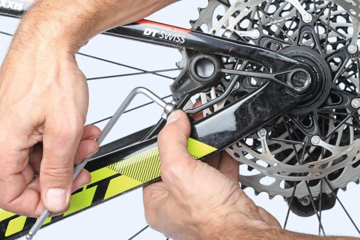   4 Realign squeaking brakes: Loosen the calliper bolts, pull the brake lever, tighten the bolts alternately - this realigns the brake calliper.  