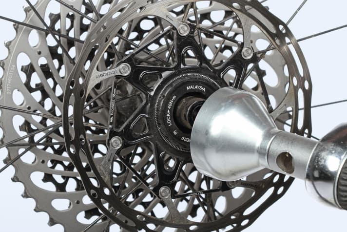   7 Tighten the cassette and brake disc to the specified torques.   