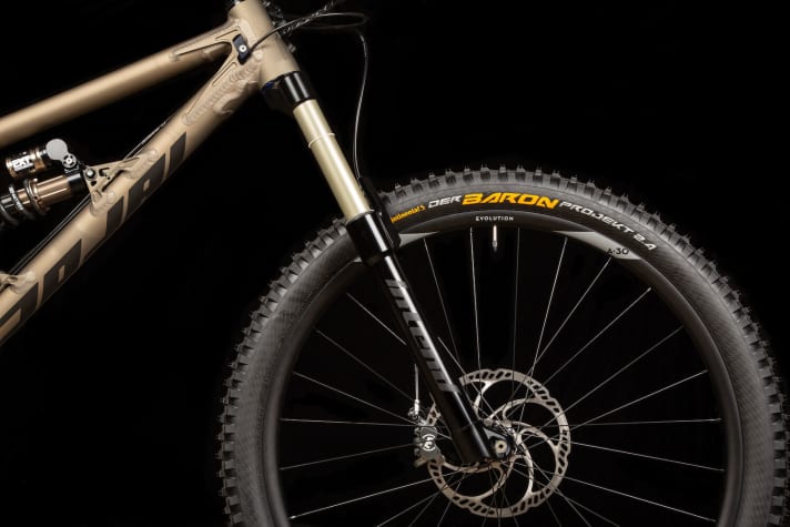   Soll den massiveren All Mountain- und Enduro-Gabeln von Rockshox und Fox Konkurrenz machen: die neue Intend Blackline Ebonite, hier verbaut in einem Nicolai-Enduro.