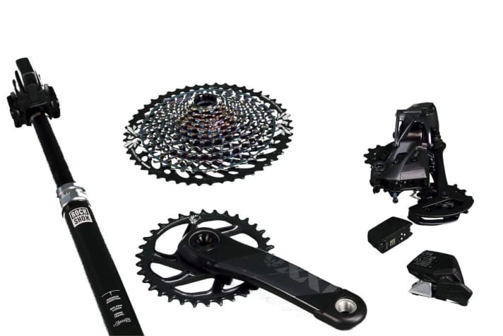 GOLD AWARD WINNER – Sram & Rockshox AXS-Technologie   Hersteller: Sram   Statement der Eurobike Award Jury: "Ein rennerprobtes drahtloses System, das reibungslos funktioniert und Potenzial hat, die Ansteuerung der Komponenten zu revolutionieren. Das überzeugend designte System macht die Einstellung der Komponenten einfacher. Bislang wurden die Schaltungen und die Sattelstütze in das elektronische System integriert.“