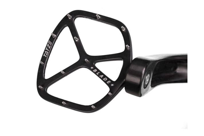 START-UP AWARD WINNER – TATZE Integral Pedal-Kurbel-Einheit   Hersteller: Tatze   Der Österreicher Armin Hofreiter ist ehemaliger Triathlet und hat sich – weil er mit   seinem Material nicht zufrieden war – zum Pedal-Spezialisten entwickelt. Statement der Eurobike Award Jury: „Tatze zeigt eine interessante, neue Annäherung an das Thema Pedal: Die Lager sind in die Kurbel, nicht in das Pedal integriert. Vielleicht ein zukünftiger Trend?“