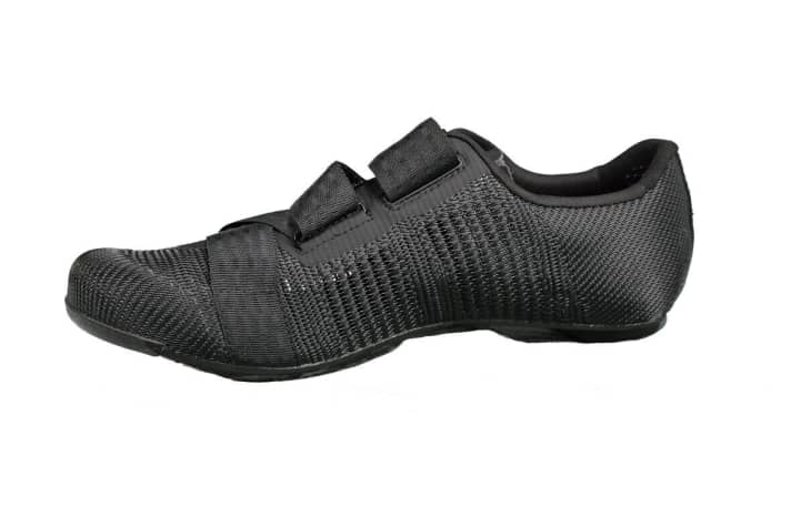 AWARD WINNER - Vento Powerstrap R2 Aeroweave Manufacturer: Fizik Statement from the Eurobike Award jury: "We were very impressed by this extremely light and breathable road shoe. The fabric ensures a lot of air circulation, the loops harmonise perfectly with the elegant design."