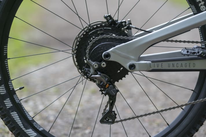   Eine alte 11fach-XTR-Schaltung von Shimano kombiniert YT mit der breitbandigen E-Thirteen-Kassette. So kommt man auf 511% Übersetzungsbandbreite.