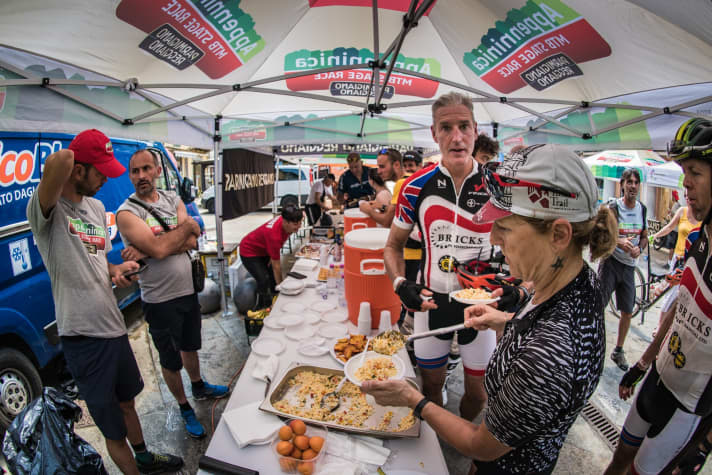   Zum Auffüllen nach der Etappe stehen Nudeln und Reis bereit.