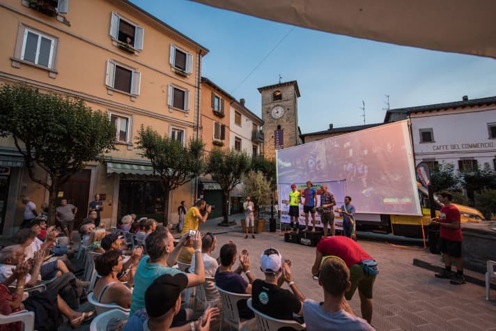   Auf der Piazza begegnen sich abends die Rennfahrer und die lokale Bevölkerung, die durchaus Interesse am Event zeigt.