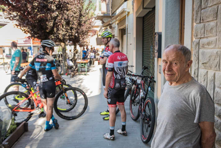   So many mountain bikers cause quite a stir among the rural population of Emilia Romagna.