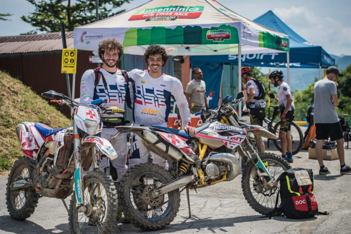   Die schnellsten Ärzte der Welt. Im Zweifel ist man per Motocrosser eben doch noch ein bisschen zügiger unterwegs.