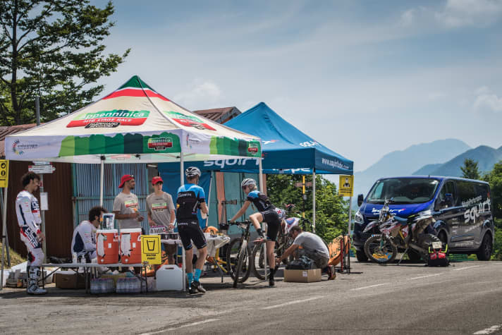   Yolandi und Ben füllen ihre Trikottaschen wieder auf.