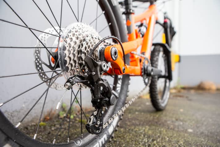 Short derailleurs should avoid contact with the ground.