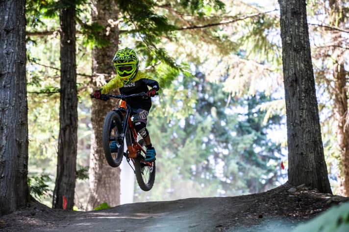 Das Norco Fluid Youth FS in seinem Element: im Bikepark.