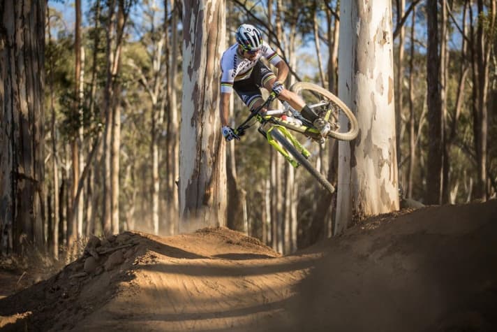   Ein Bild das durch die sozialen Netzwerke ging: bei diesem Whip touchiert Schurter auf der XC-Strecke in Stellenbosch mit dem Hinterrad den Baum.