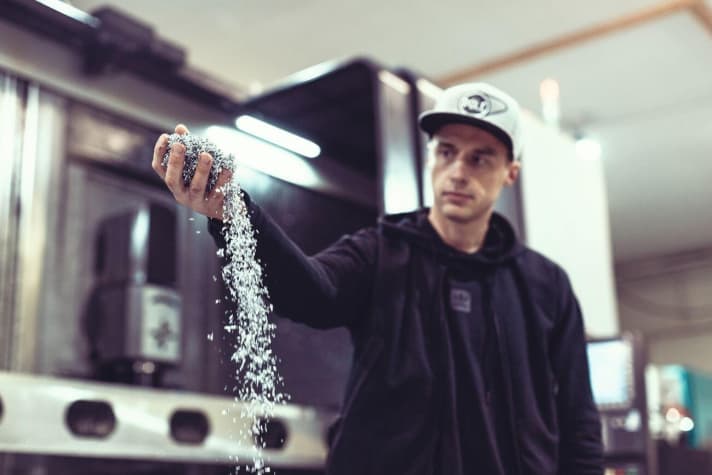 Pole founder Leo Kokkonen presents his Pole Machine. The aluminium chips produced are completely recycled.