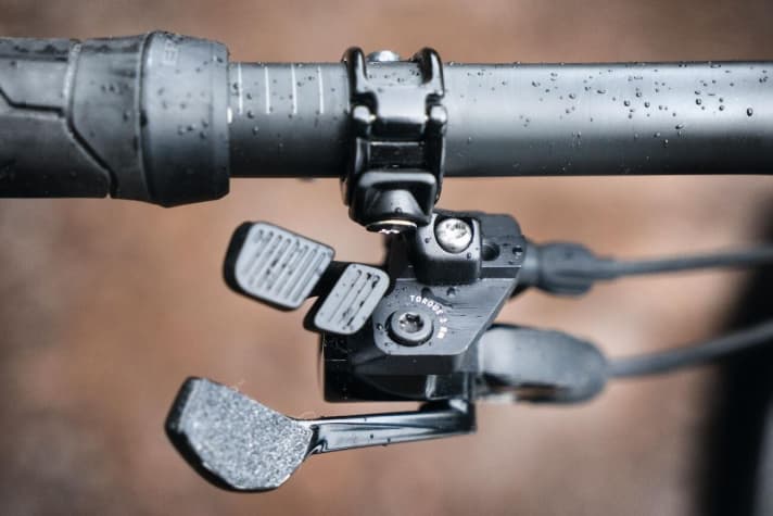   Canyon Strive CFR 9.0 Team: Shapeshifter- und Reverb-Hebel teilen sich eine Schelle und sitzen übereinander. Das spart zwar Platz am Lenker, allerdings ist der Reverb-Hebel nicht optimal erreichbar.