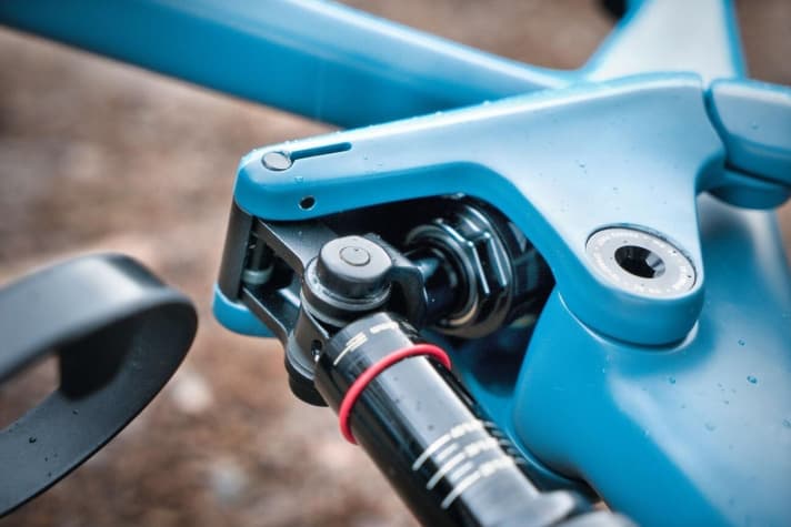  Canyon Strive CFR 9.0 Team: Die Gasdruckfeder des Shapeshifters verbirgt sich zwischen den Umlenkhebeln und beeinflusst Geometrie und Federkennlinie.