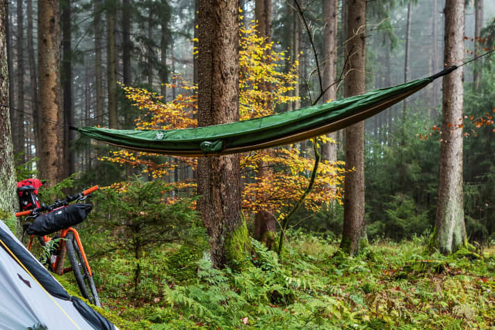 Moderne Outdoor- und Reise-Hängematten aus ultraleichten Hightech-Textilien wie die Amazonas Adventure Hammock (Foto) wiegen wenig, nehmen kaum Platz weg und sind ein schnell montiertes, bequemes Bikepacking-Lager.