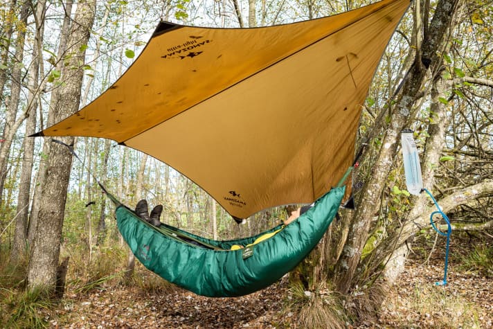 Mehr braucht es erst einmal nicht: Hängematte, Aufhänger, Tarp. Als wärmende Isolationsschicht bieten die Hängemattenspezialisten von Amazonas den sogenannten Underquilt, der von außen die Hängematte umschließt.