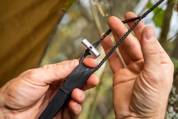 At Amazonas, this fastener is called the Soft Carabiner. The way it works is as simple as it is ingenious. All components are woven into the PE rope, including the amazing width adjustment.