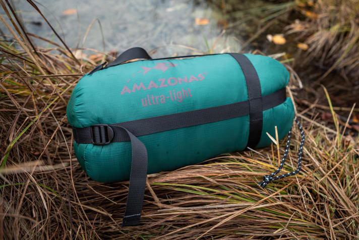 With the Underquilt, sleeping in a hammock in the open air is supposedly no problem down to -5° C. The packing volume of just under four litres is acceptable.