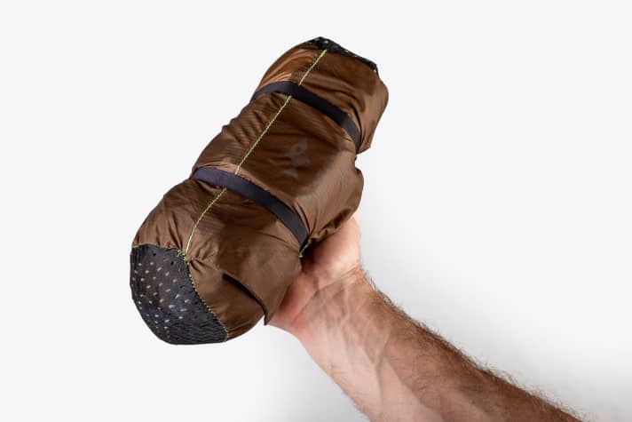 The roll into which the Amazonas Adventure Tarp can be rolled measures just under 25 centimetres in length and around ten centimetres in diameter.