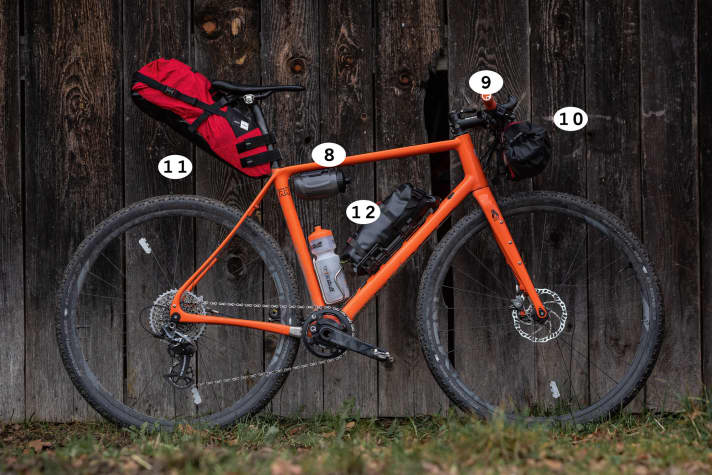 A HARDTAIL or even more so a gravel frame offers enough space and mounting options for bags and accessories. On the gravel bike with straight handlebars shown here, the 4.2 kilos of luggage can be stowed in a rattle-proof manner. The sleeping bag and insulated mat are stored in the saddlebag, the tent in the luggage holder in the frame triangle and a change of clothes in the handlebar bag.