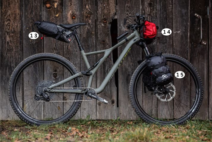 Kompakter Rahmen, viel Federweg, Teleskopstütze: Dem FULLY setzt das Gelände die wenigsten Grenzen. Bike-Nomaden genießen damit den höchsten Komfort. Für Gepäck bleibt jedoch wenig Platz. Aber auch hier gibt es Lösungen, ohne Rucksack reichlich Equipment unterzubringen. So geht der Fahrspaß auf dem Trail selbst beladen nicht verloren.