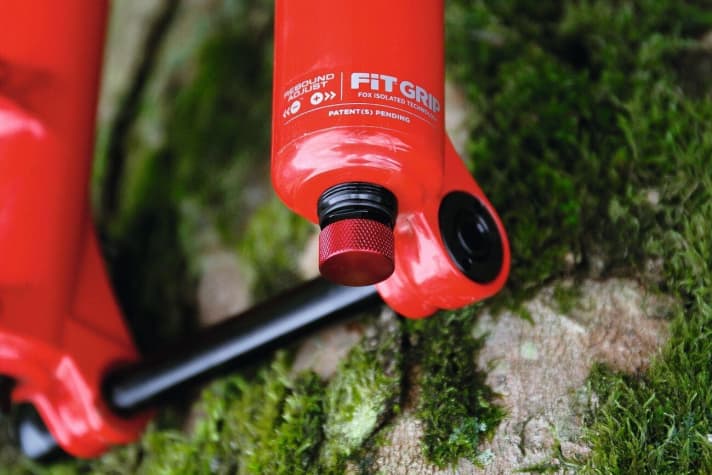   "Fox isolated technology": Im Inneren der Bomber arbeitet die Fit-Grip-Dämpfung von Fox. Ebenfalls bekannt vom großen Bruder: Das Zugstufenrädchen steckt unter einer schwarzen Abdeckkappe (im Bild abgeschraubt).