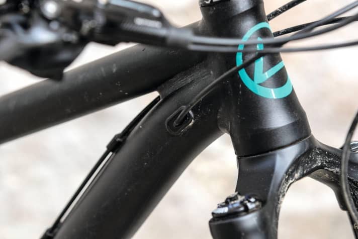   Last Glen SL: Brake and gear cables run externally on the down tube, only the dropper post is internally routed. Unfortunately, the cable does not sit rattle-free.