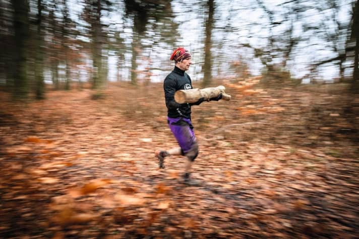   Baumstamm vor dem Bauch tragen