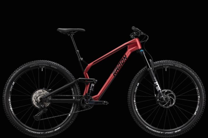   Also in carbon with comparatively simple equipment: The Skeen Trail CF 9.0 is equipped with Fox Rhythm suspension and Shimano SLX/XT mix, but offers an inexpensive entry into the trail bike segment for just 2500 euros.