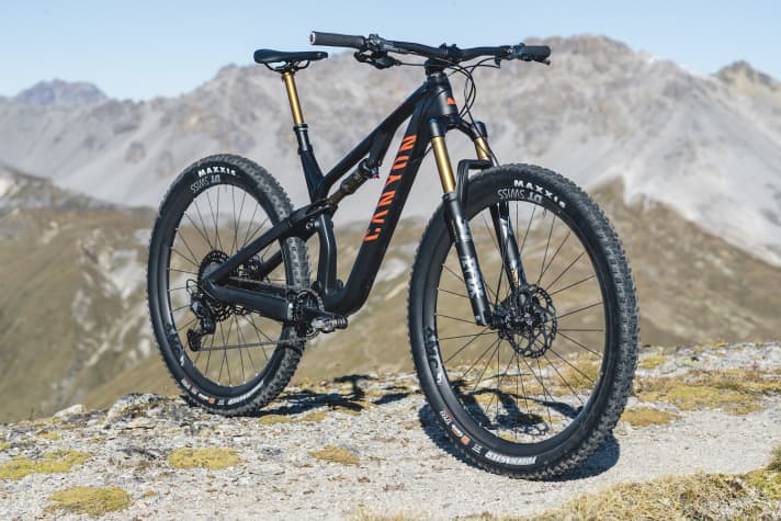   The sporty alternative to increasingly downhill-heavy trail bikes: Canyon's Neuron CF SLX 9.0 LTD, which doesn't have to shy away from direct comparison with inflated marathon full-sussers such as the Cube AMS TM, the Specialized Epic Evo or the Orbea Oiz TR.
