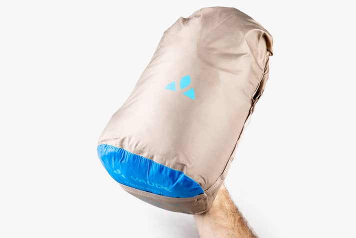 Der Vaude Altmann 300 Syn mit viiiiel Luft verpackt. Wenn es sein muss, schrumpft das Paket unter die Größe eines Würfels mit 20 Zentimeter Kantenlänge.