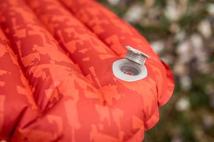 Although the Vaude valve is not suitable for bike pumps, it allows so much air through that the Performance 7 M is filled to the brim with around 15 lungfuls. The non-return valve conveniently prevents air from flowing back.