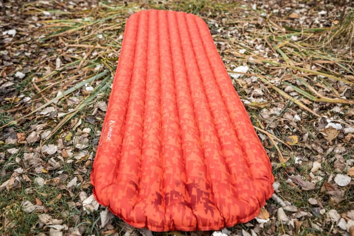 The material of the Vaude Performance 7 M high-performance air mattress is not smooth, but also not as velvety as other insulating mats. Hard to describe, but it feels good. "Like flour" or "like the back of a tanned suede", said the testers.