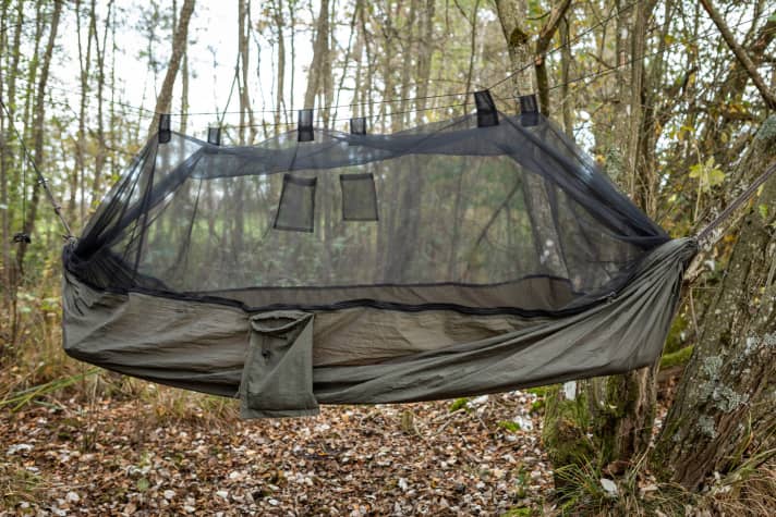Rustikaler Survival-Charme, aber schön gemütlich: hängendes Outdoor-Bett mit eingelegter Vaude Performance 7 M Iso-Matte.