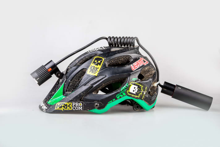 Knog PWR light head plus battery plus helmet mount (plus helmet) equals helmet light. The set adds 360 grams of ballast to your head. The optional battery holder (+39 grams, 14.99 euros) is recommended.