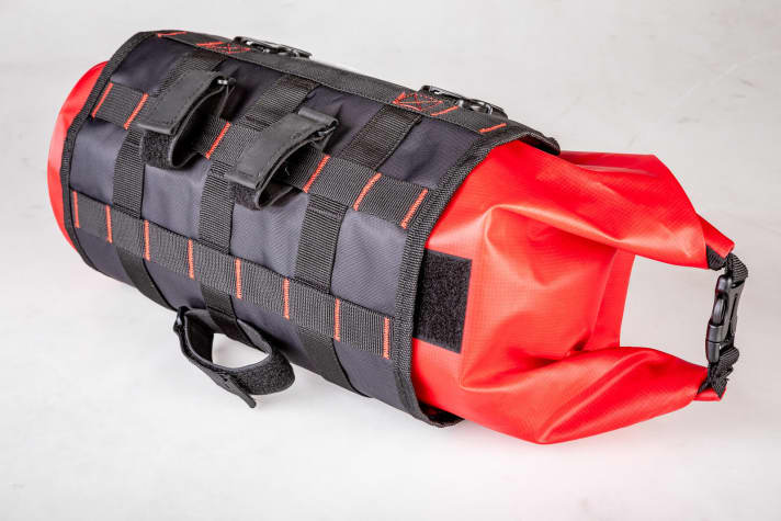   Numerous fastening loops on the Zéfal Z-Adventure F10 handlebar bag. A Velcro strap secures the waterproof pannier to prevent it from slipping sideways.